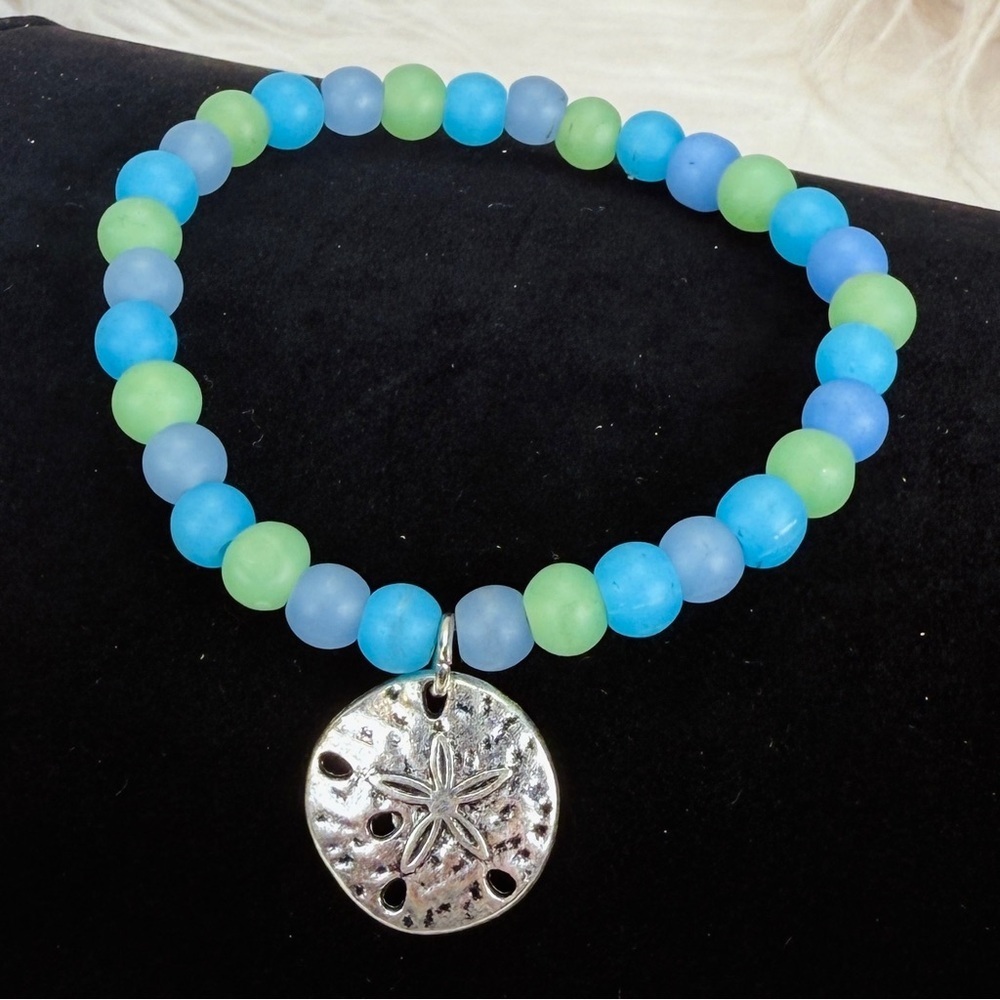 Beautiful blue and green Silvertone charm stretch bracelet